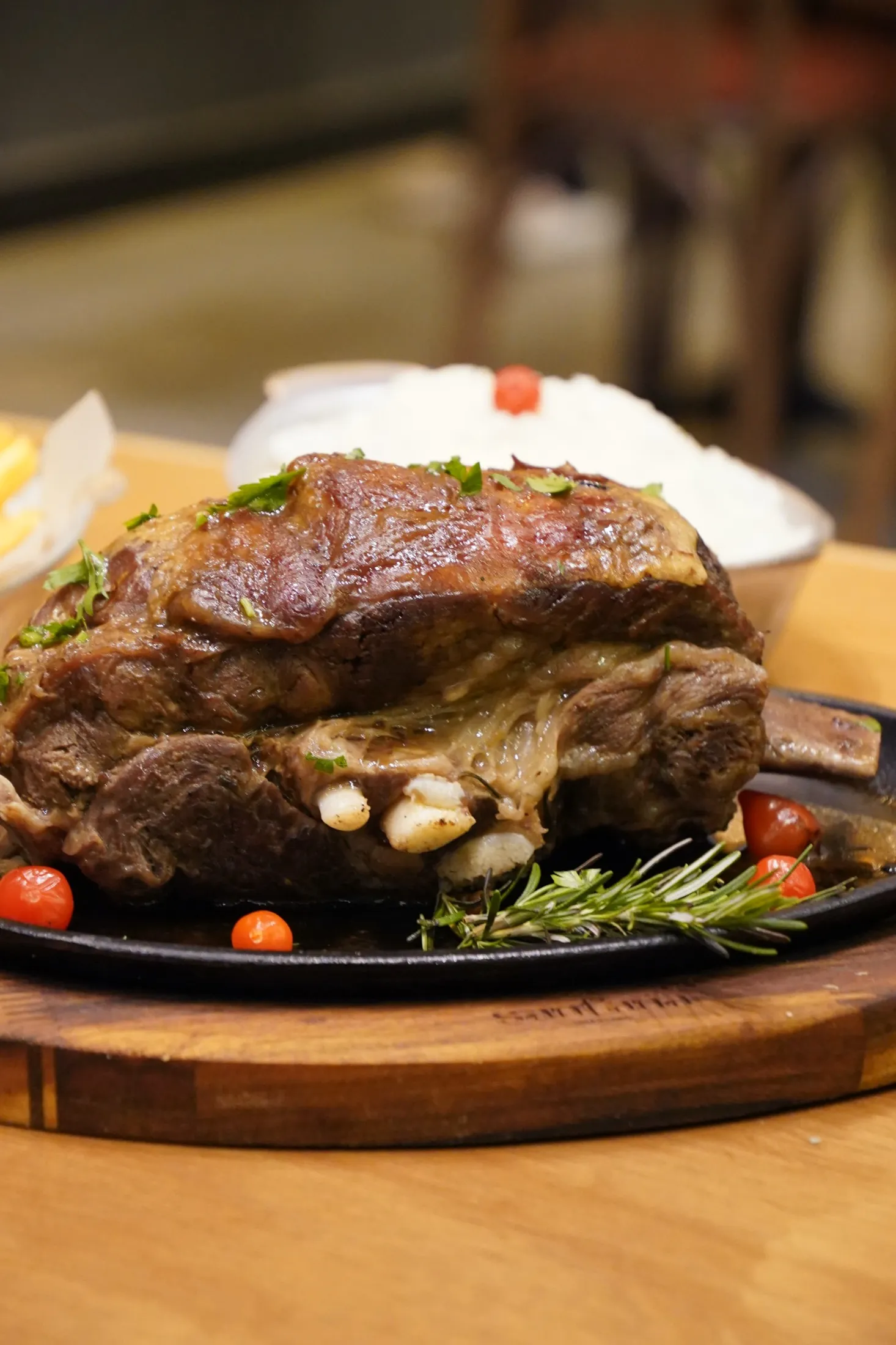 Detalhe de carne no grill servida na tábua de madeira