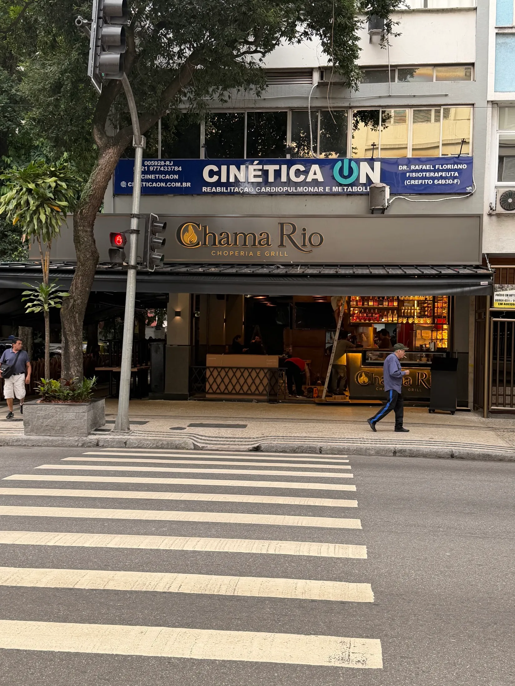 Fachada do Chama Rio Choperia e Grill na Rua Barata Ribeiro, em Copacabana